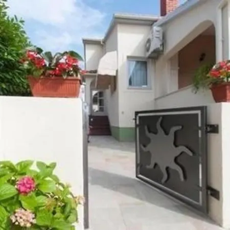 Ferienhaus Eni Mit Pool