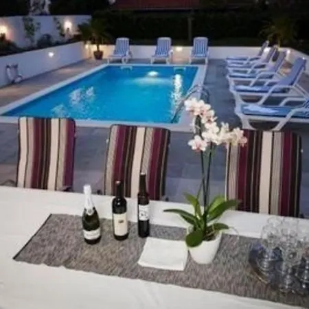 Dom wakacyjny Ferienhaus Eni Mit Pool *