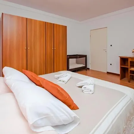 Dom wakacyjny Ferienhaus Eni Mit Pool